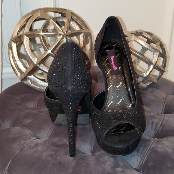 15 DLR SALE Beautiful Betseyville Heels - Picture 4 of 7